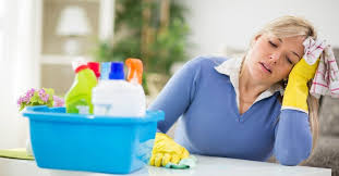 Çalışan Kadın Ev Temizliği Yapmalımı